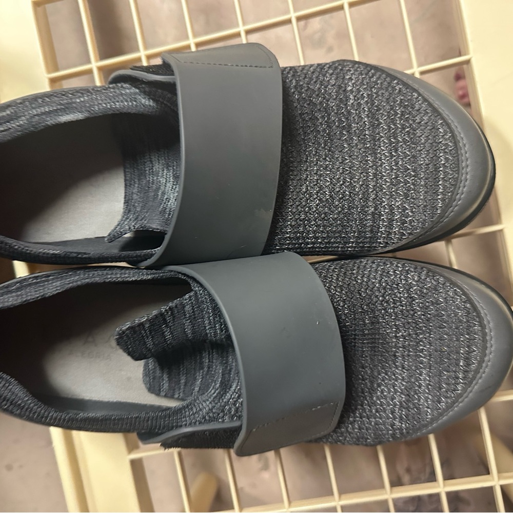 Traq by Alegria‎ Men's Black Slip-On Sneakers